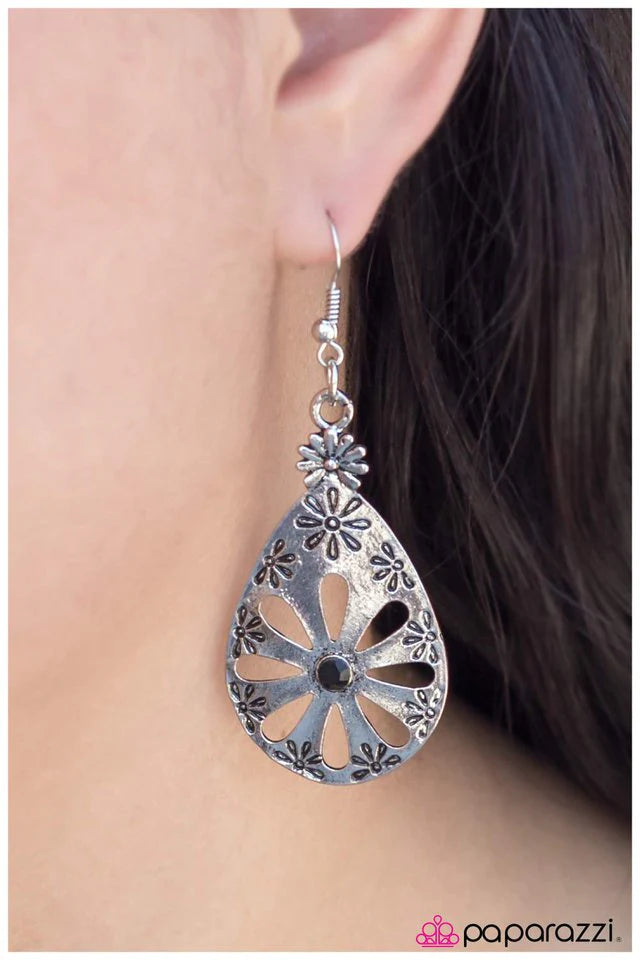 Paparazzi Earring ~ Daisy Chain - Black