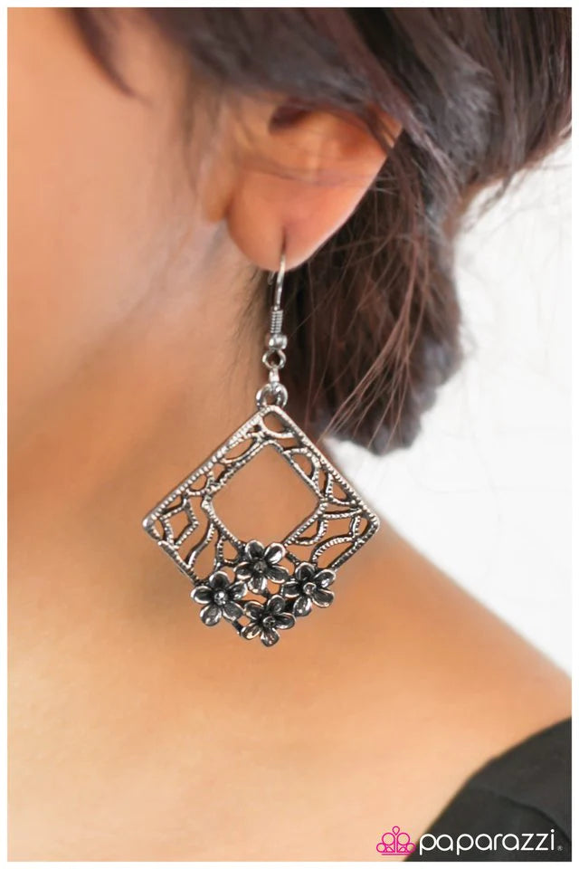 Paparazzi Earring ~ Window Shopping- Black