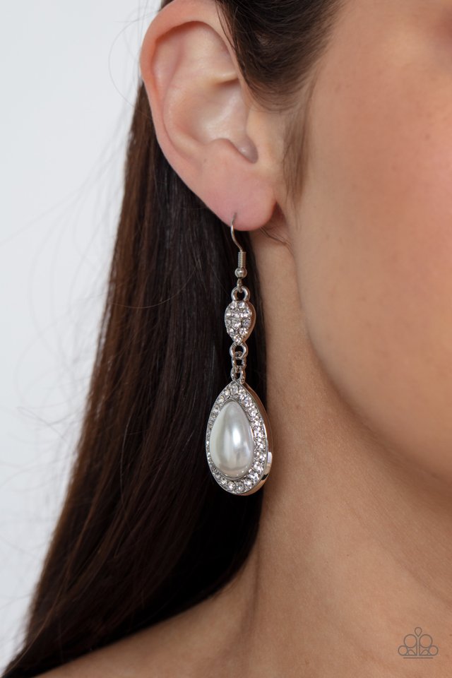 Boucles D'Oreilles Percées Blanches Paparazzi Extra Elite - Neuves Avec Étiquettes