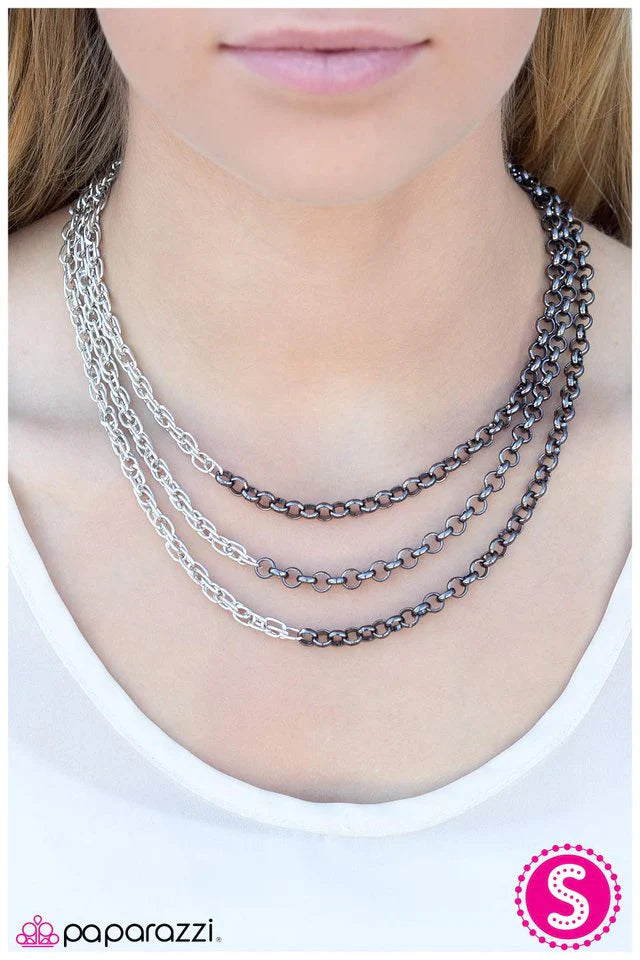 Collar Paparazzi ~ Arenas movedizas - Negro