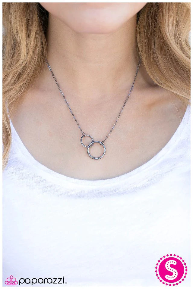 Collar Paparazzi ~ Simplicidad simple - Negro