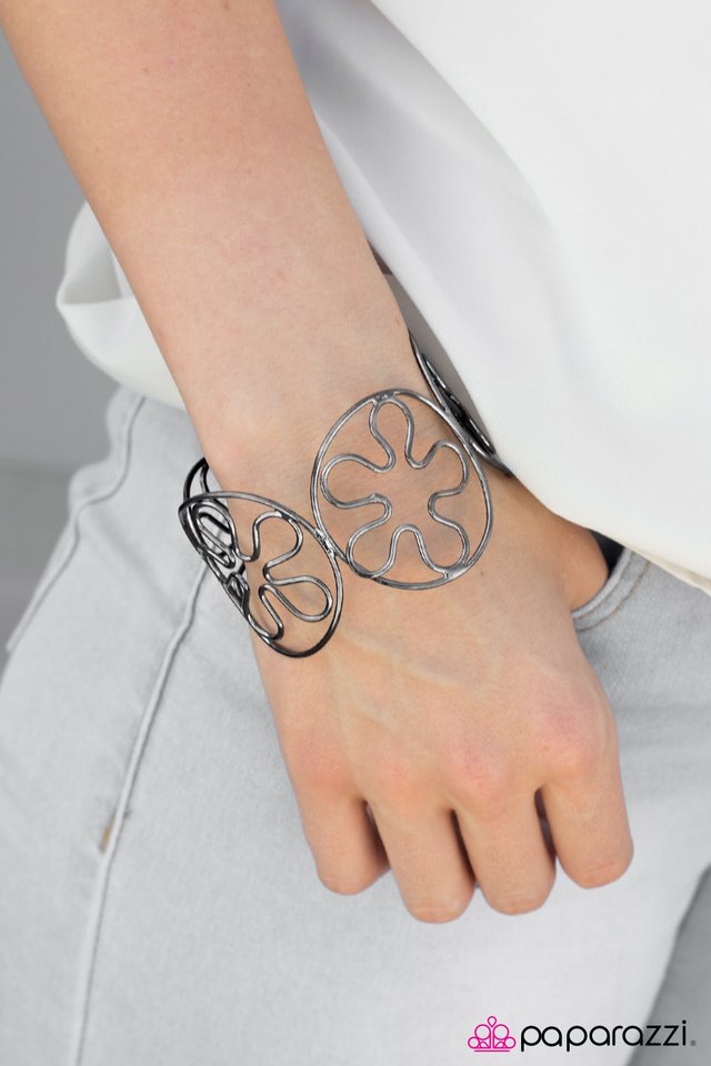 Pulsera Paparazzi ~ Totally Groovy - Negra