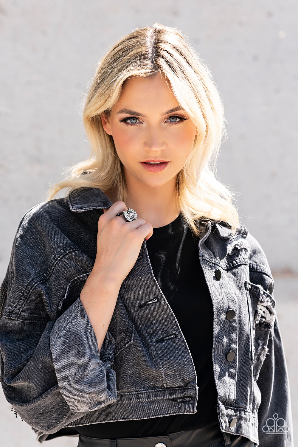 Paparazzi Ring ~ Daringly Deco - Black