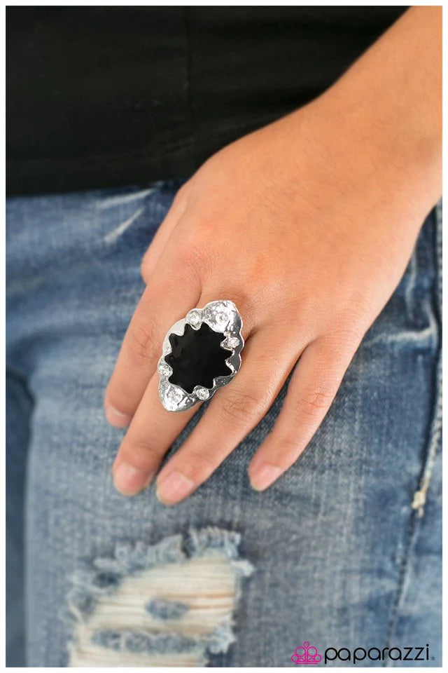 Paparazzi Ring ~ Victorious - Black