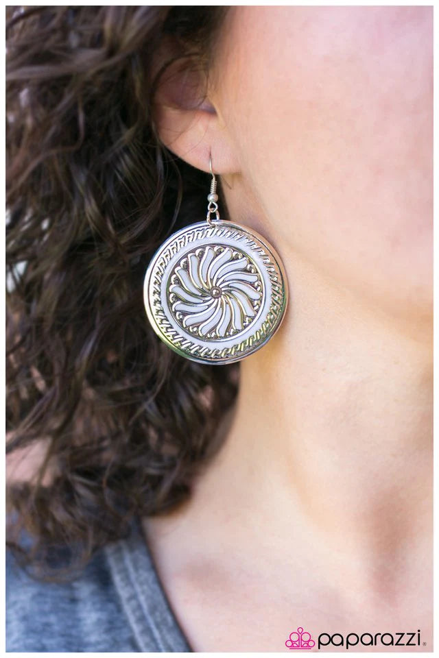 Pendiente Paparazzi ~ Un salto, un brinco y un brinco - Blanco