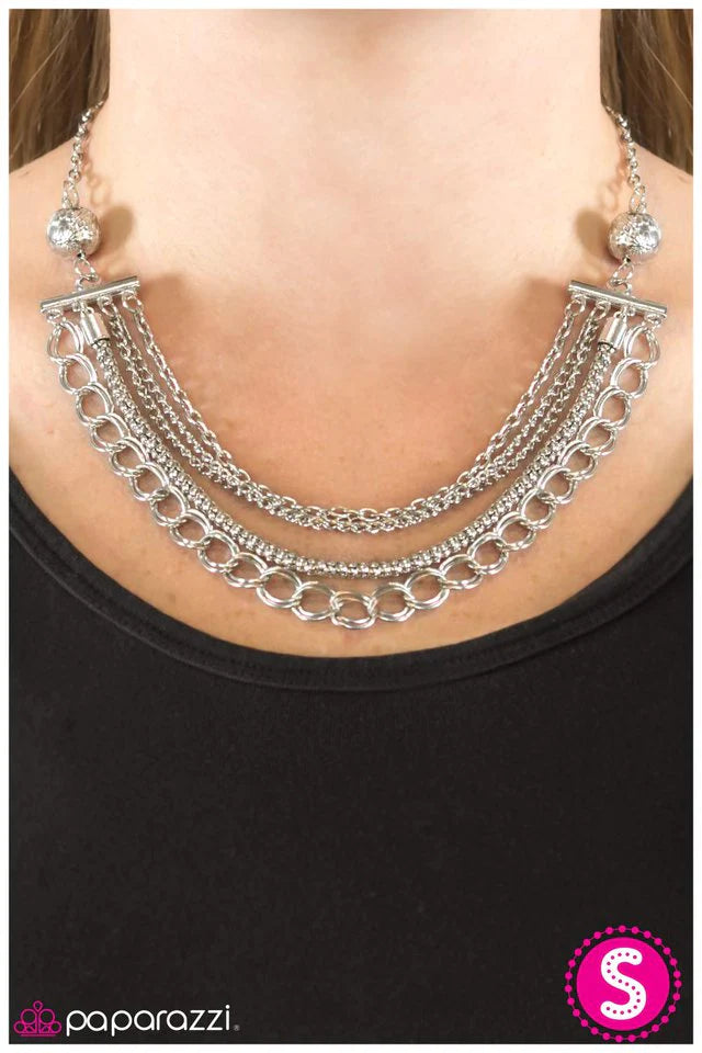 Collar Paparazzi ~ Bar None - Plata