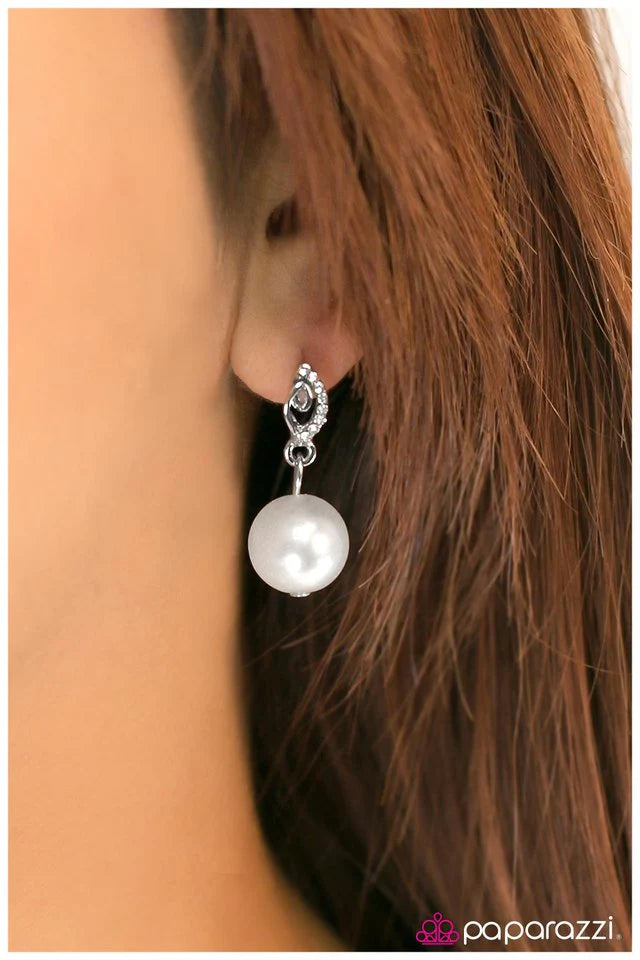 Paparazzi Earring ~ Plenty Of Fish In The Sea - White