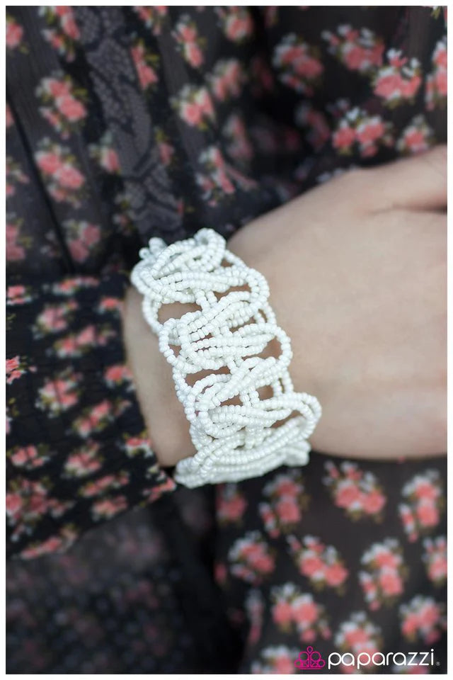 Pulsera Paparazzi ~ The BRAID and The Bold - Blanco