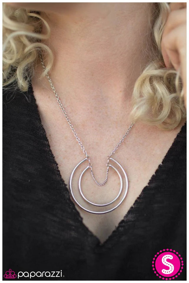 Collar Paparazzi ~ Fuera de tu caballo alto - Plata