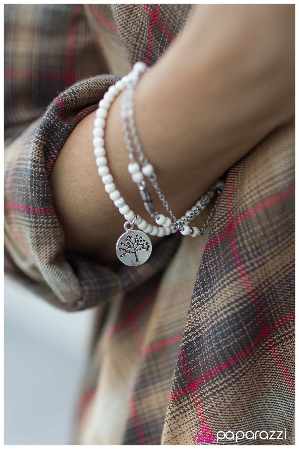 Pulsera Paparazzi ~ Ladrando al árbol equivocado - Blanco