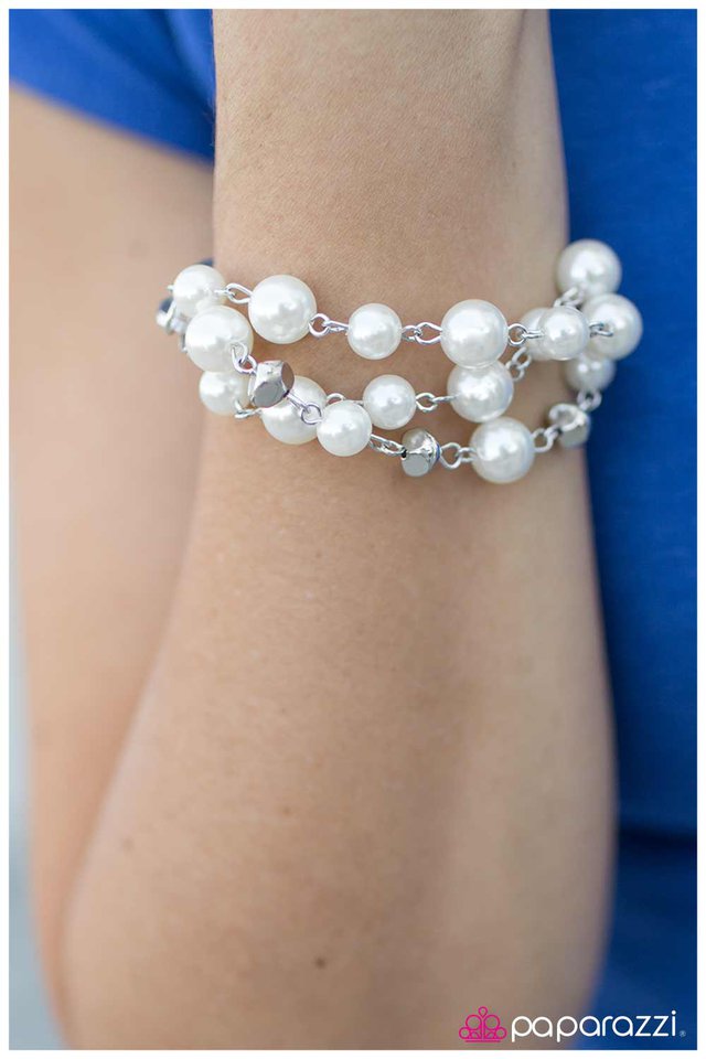 Pulsera Paparazzi ~ Realmente me tiene atrapado - Blanco
