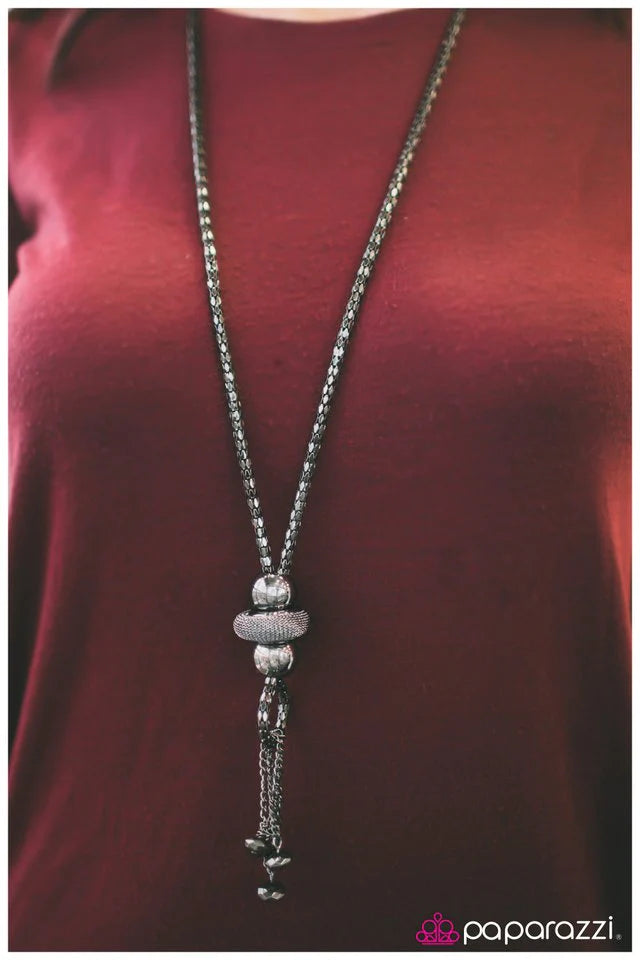 Collar Paparazzi ~ Deslizándose - Negro