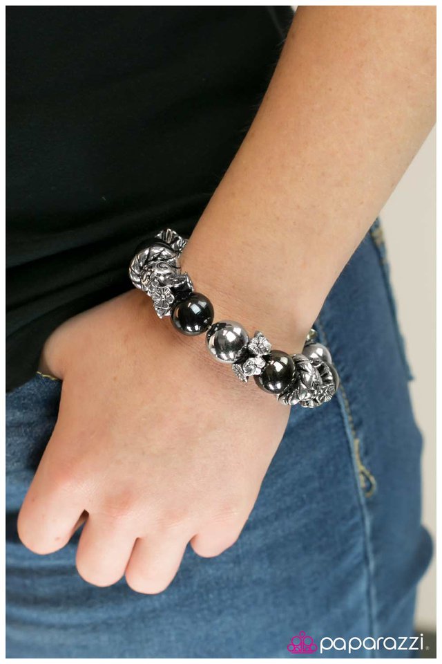 Pulsera Paparazzi ~ Fuego y azufre - Negro