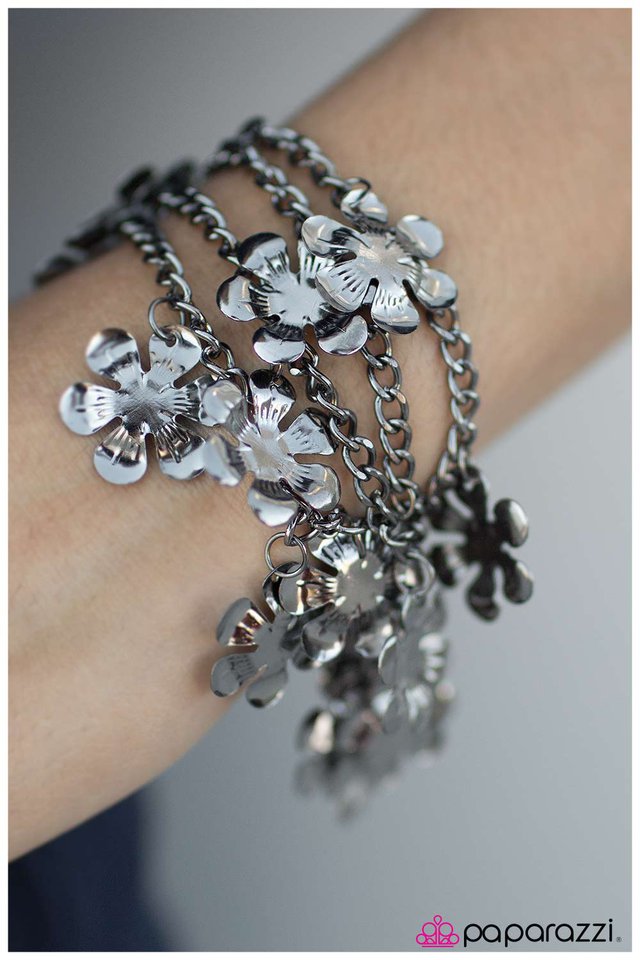 Pulsera Paparazzi ~ Por favor, no comas margaritas - Negro