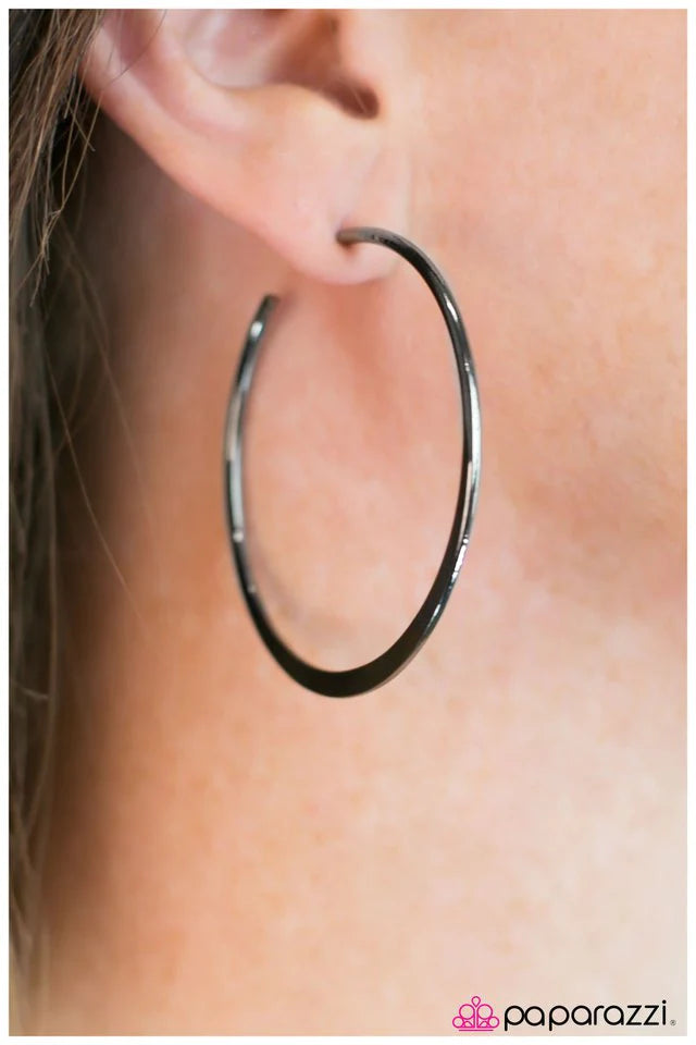 Paparazzi Earring ~ Shes A Man-Eater - Black