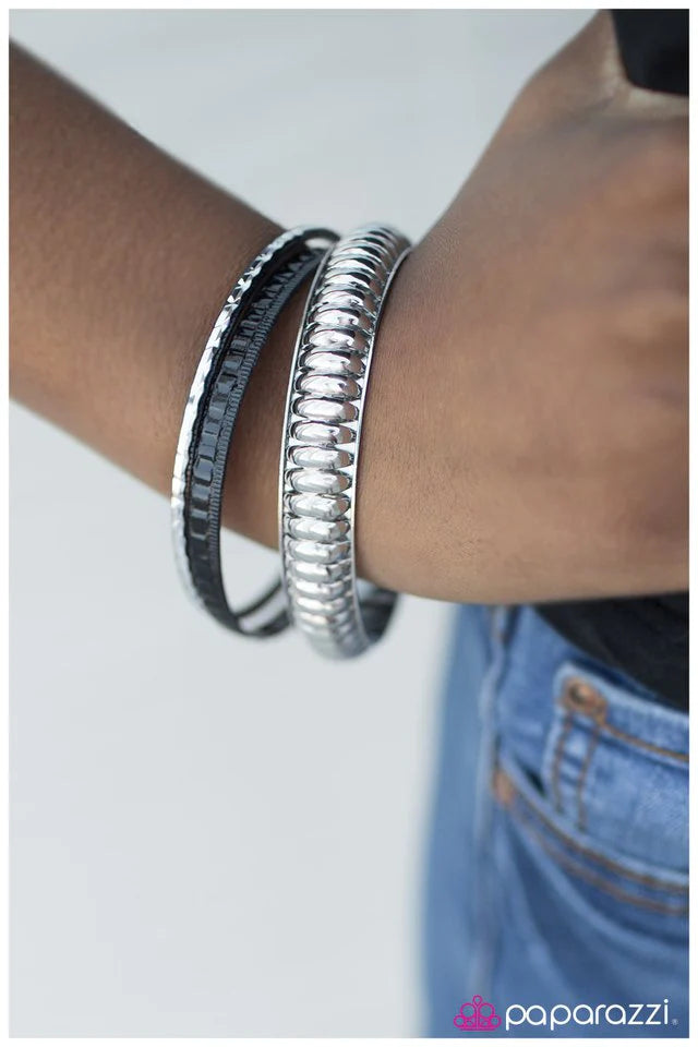 Pulsera Paparazzi ~ Material Diva - Negro