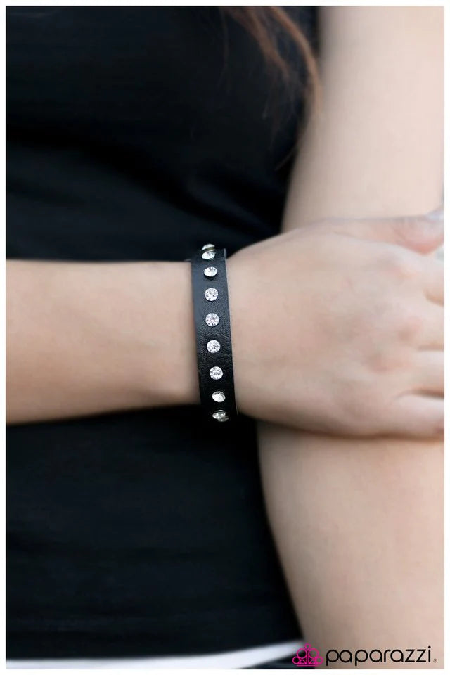 Pulsera Paparazzi ~ Sin brillo, sin gloria - Negro