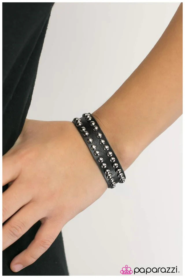 Pulsera Paparazzi ~ ¡Qué joya! - Negra
