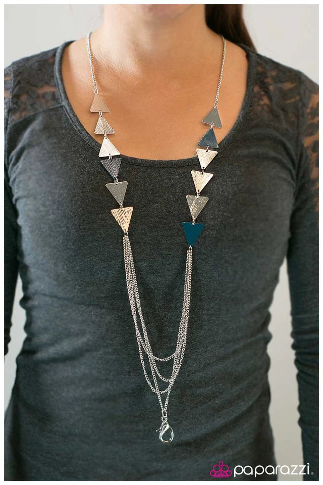 Collar Paparazzi ~ Mujer de carrera - Azul