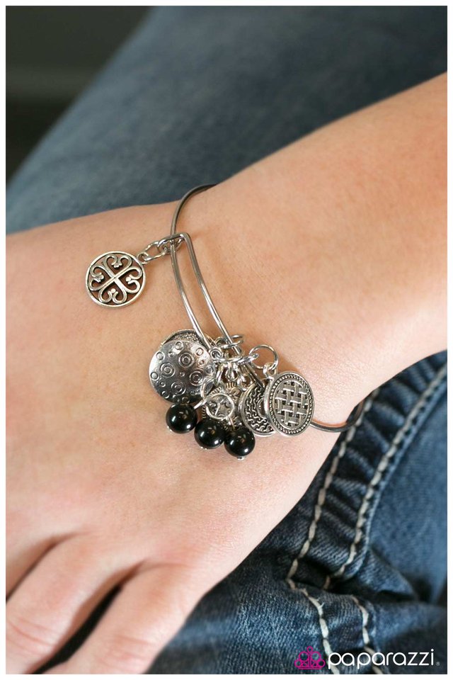 Pulsera Paparazzi ~ Maravilla de un solo éxito - Negro