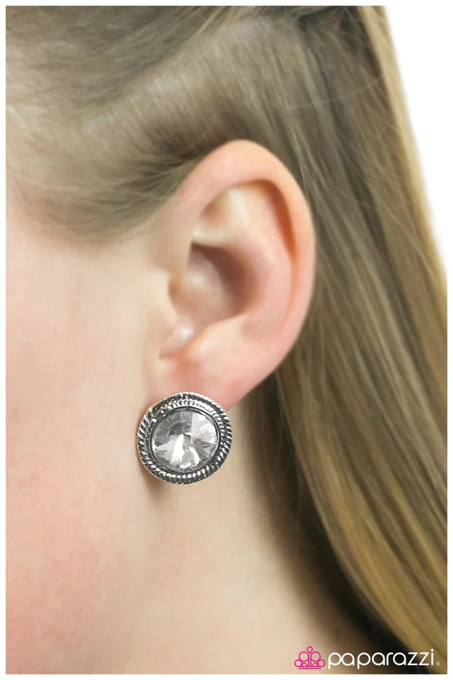 Paparazzi Earring ~ The Monroe - White