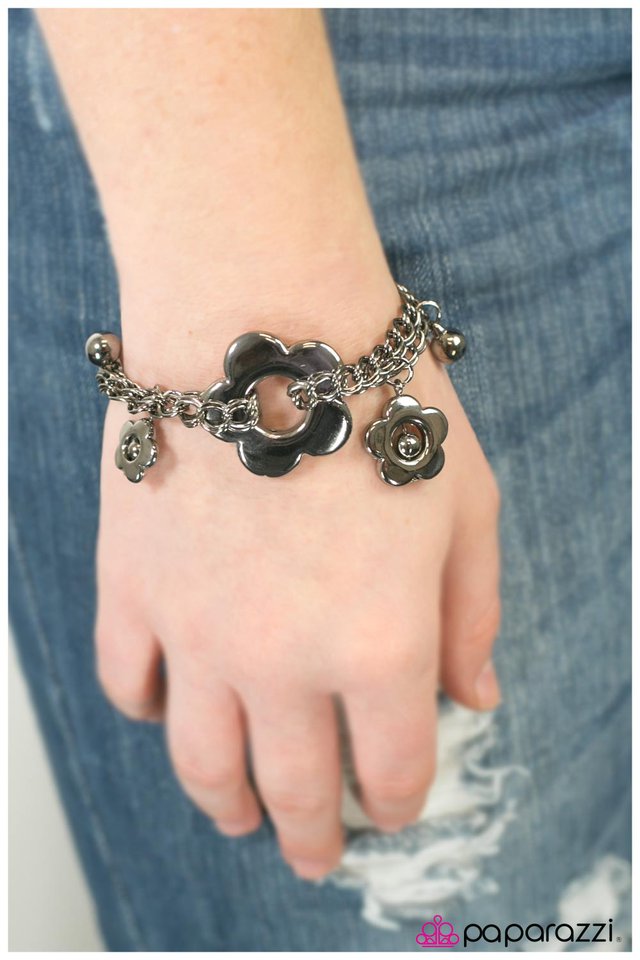 Pulsera Paparazzi ~ Danza de las margaritas - Negro