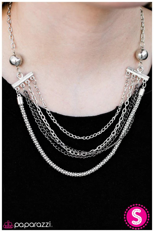 Collar Paparazzi ~ Mai Tai metálico - Plata