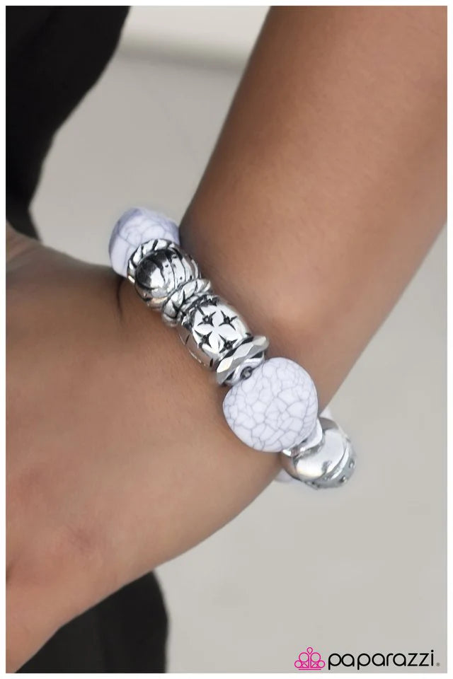 Pulsera Paparazzi ~ En otras palabras... - Blanco