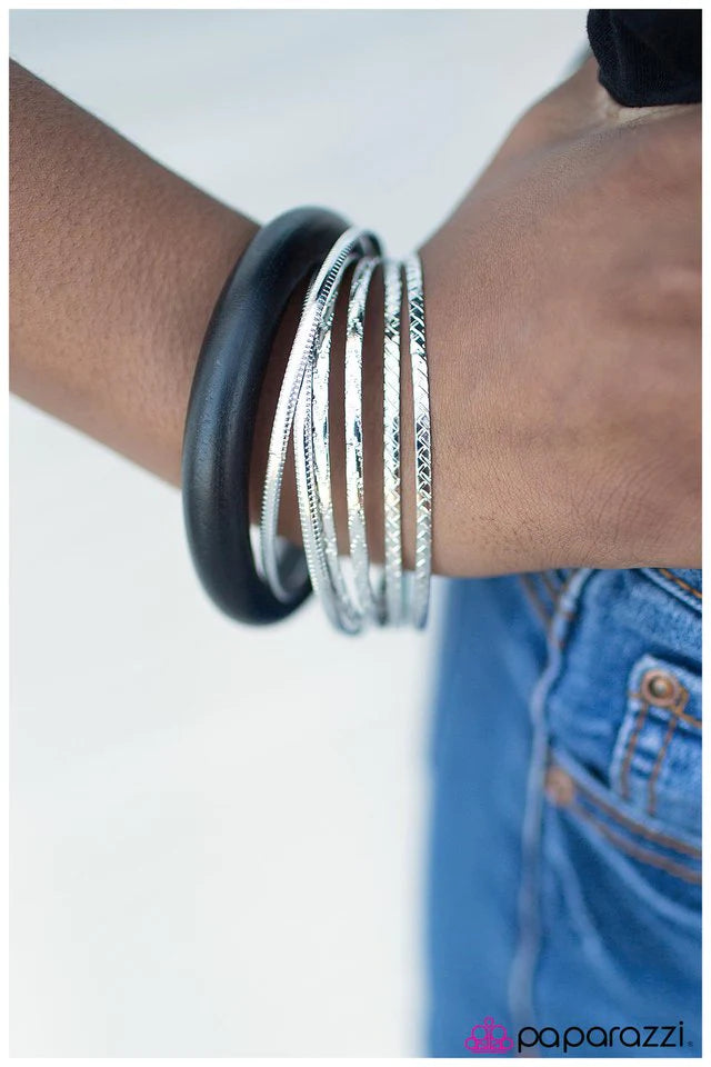 Pulsera Paparazzi ~ Lucky 7 - Negra