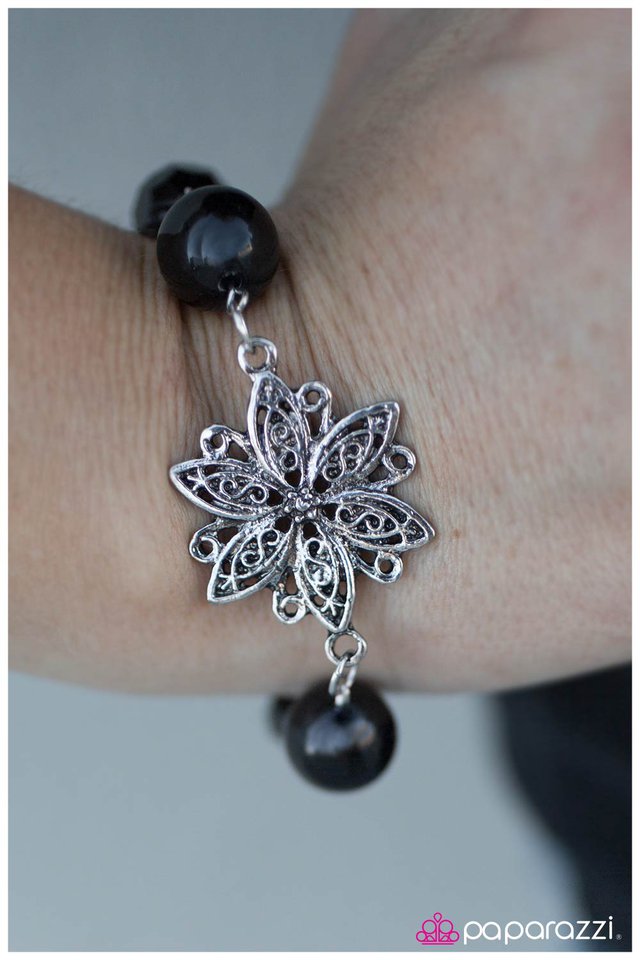 Pulsera Paparazzi ~ Una cosa más - Negro