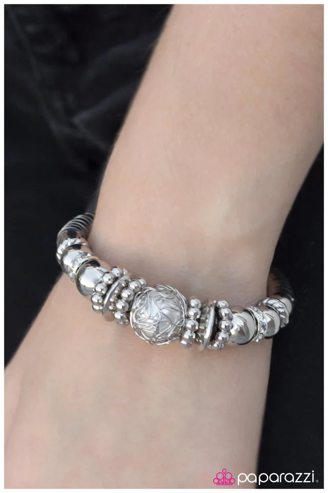 Pulsera Paparazzi ~ Baja la guardia - Blanco