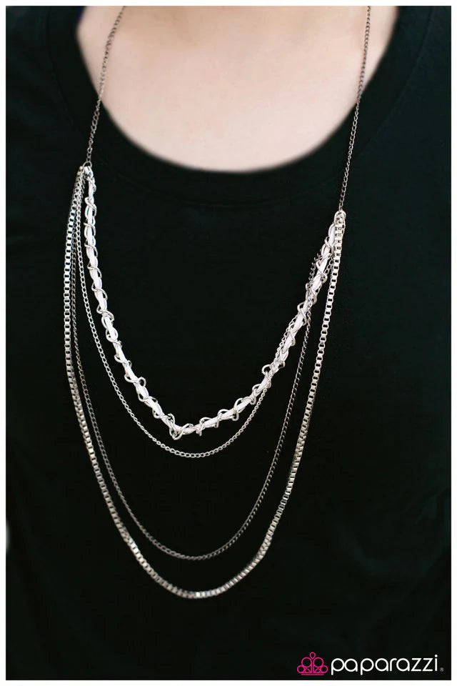 Collar Paparazzi ~ No hay descanso para los malvados - Blanco