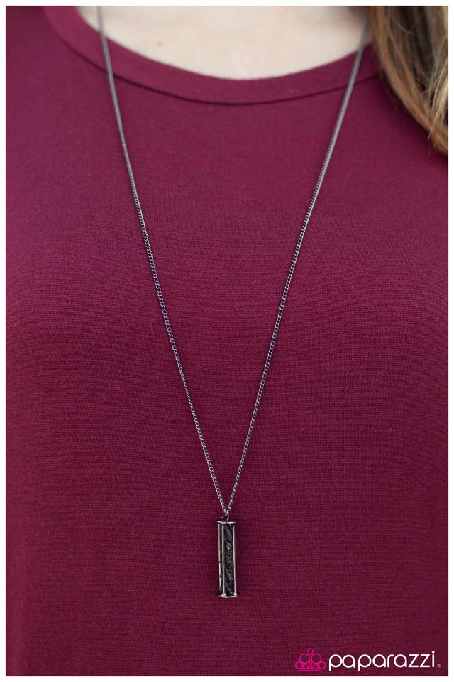 Collar Paparazzi ~ Impresionante - Negro