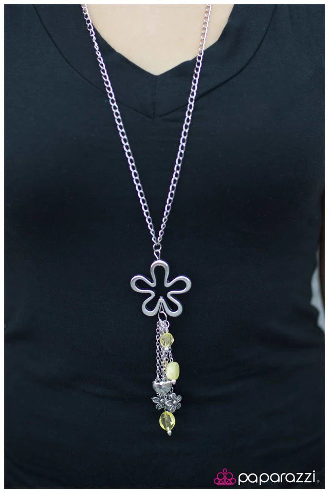 Collar Paparazzi ~ Las flores están floreciendo - Amarillo