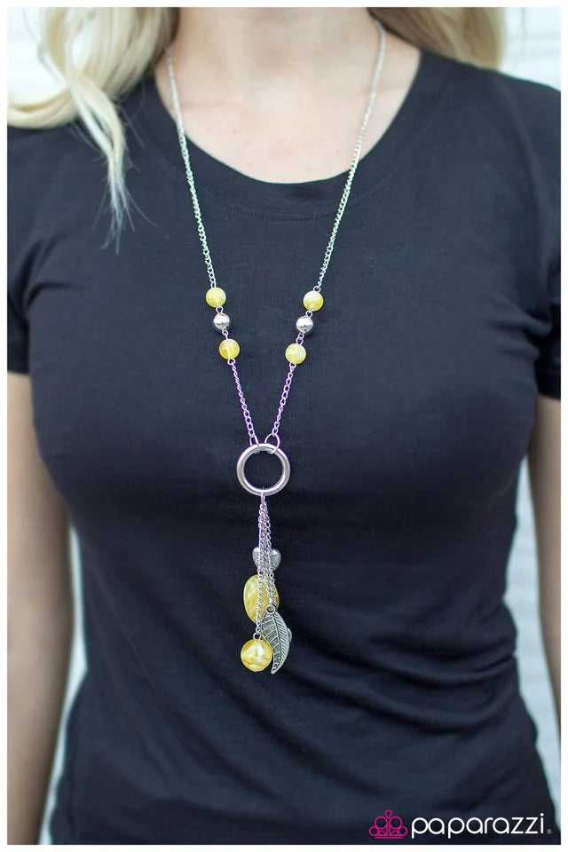 Collar Paparazzi ~ Colgando por un momento - Amarillo