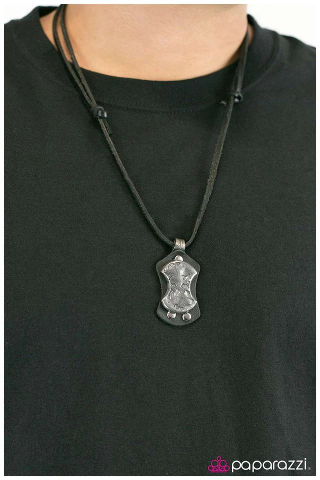 Collar Paparazzi ~ Piratas del Caribe - Negro