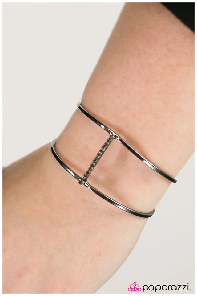 Pulsera Paparazzi ~ Eclipsando a la competencia - Negro