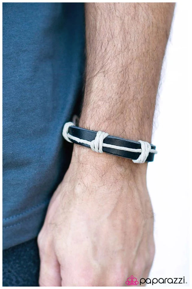 Pulsera Paparazzi ~ KNOT It! - Negra