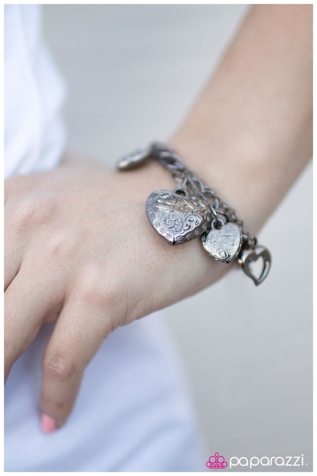 Pulsera Paparazzi ~ Es difícil no amarla - Negra