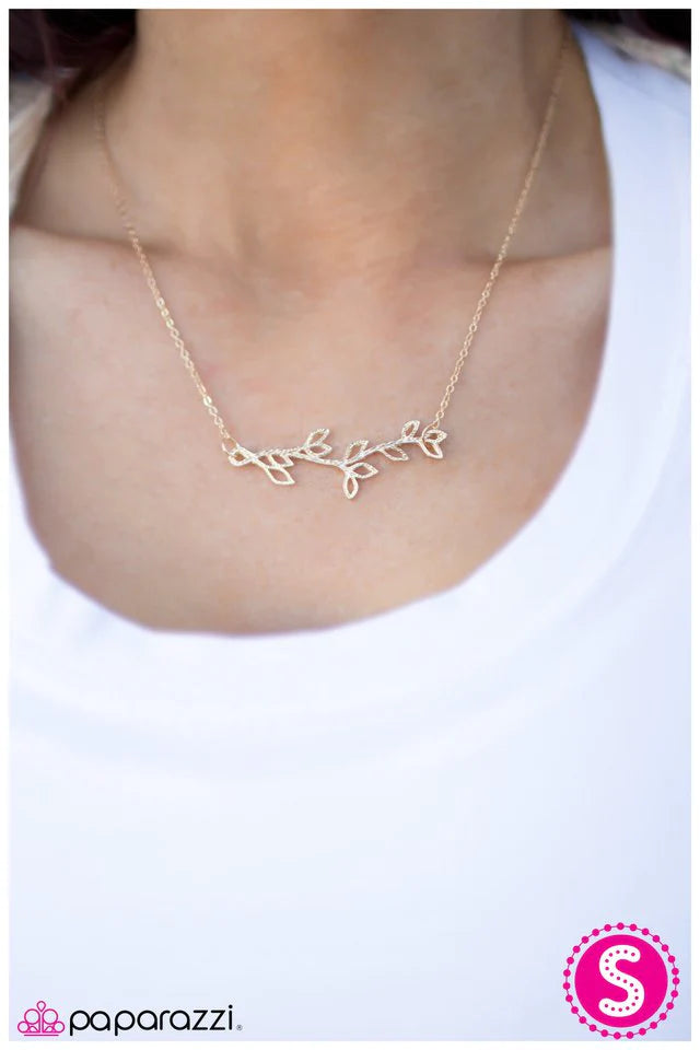 Collar Paparazzi ~ Raíz y rama - Oro