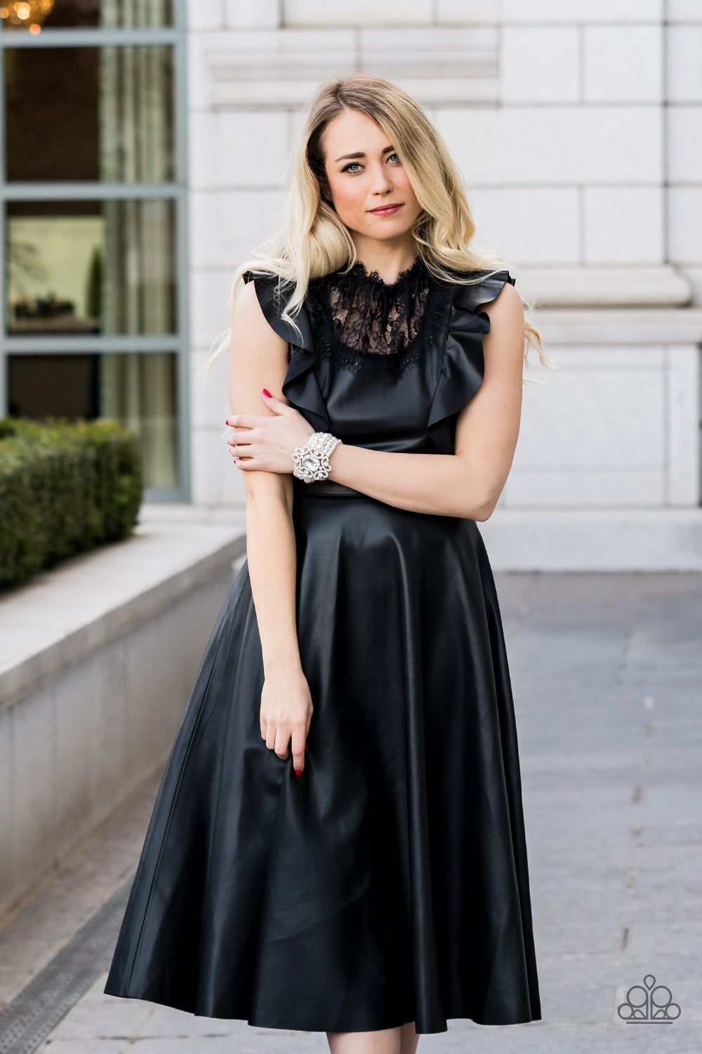 Pulsera Paparazzi EMP Exclusive ~ Rule The Room - Blanco