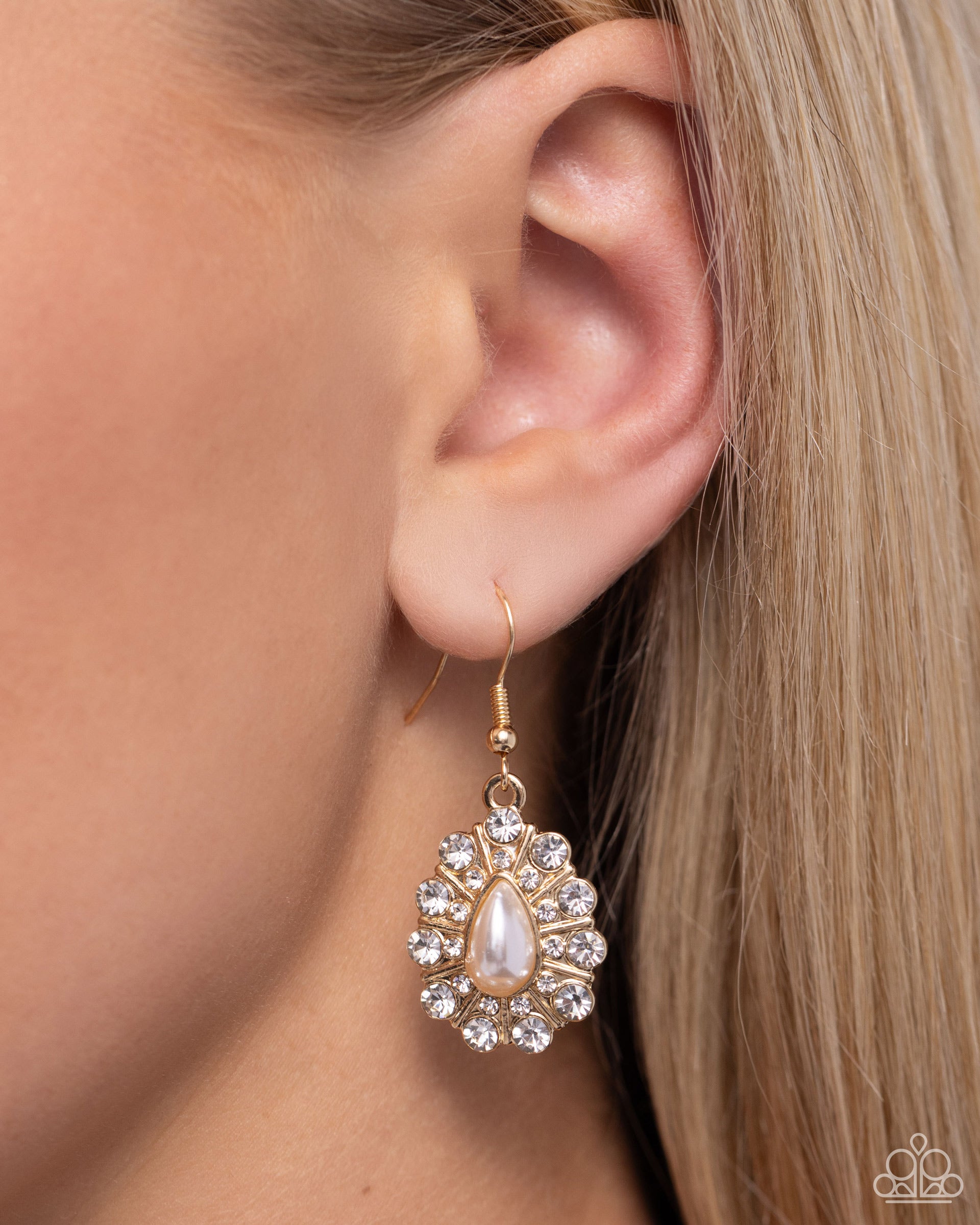 Extroverted Elegance - Gold - Paparazzi Earring Image