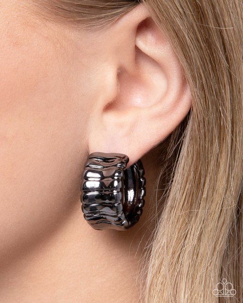 Seamless Sass - Black - Paparazzi Earring Image