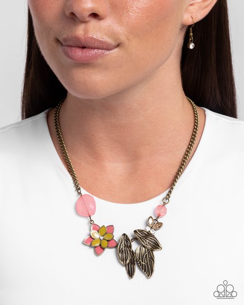 Standing Shimmer - Paparazzi Necklace Image