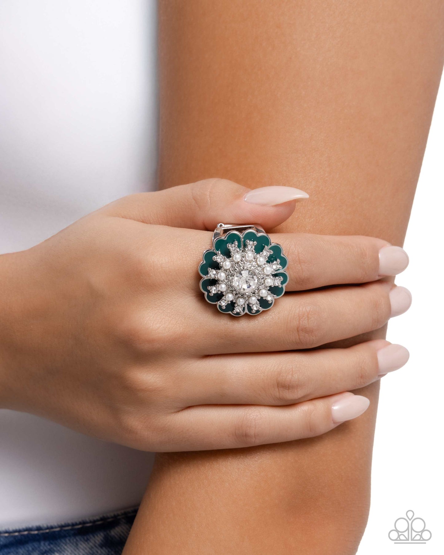 Gallery Glitz - Green - Paparazzi Ring Image