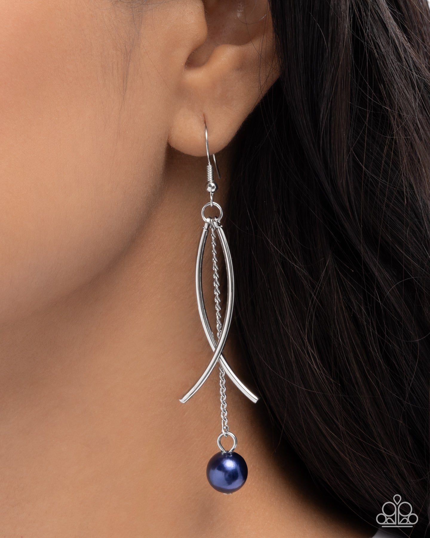 Captivating Curves - Paparazzi Earring Image