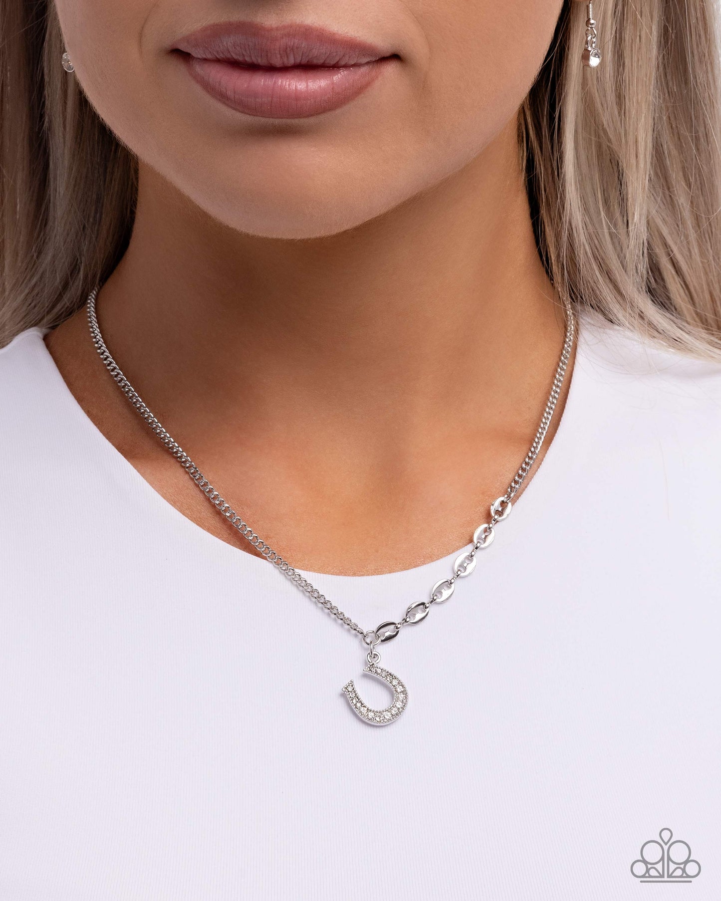Horseshoe Headline - Paparazzi Necklace Image