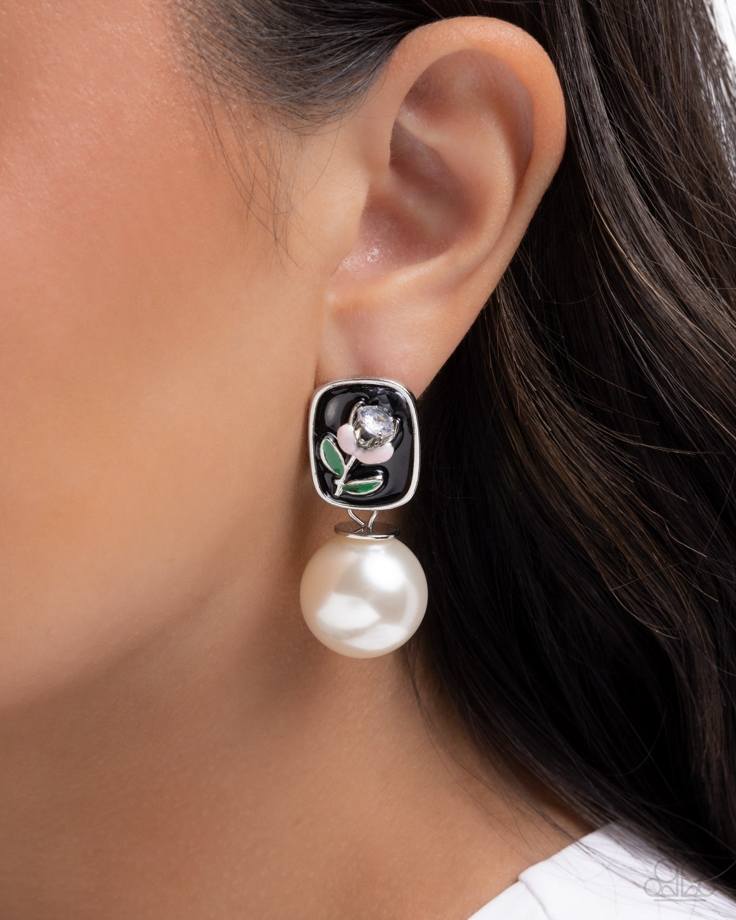 Malibu Modesty - Paparazzi Earring Image