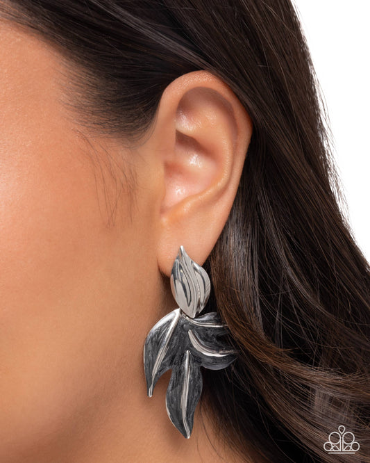 Leafy Lineup - Paparazzi Earring Image