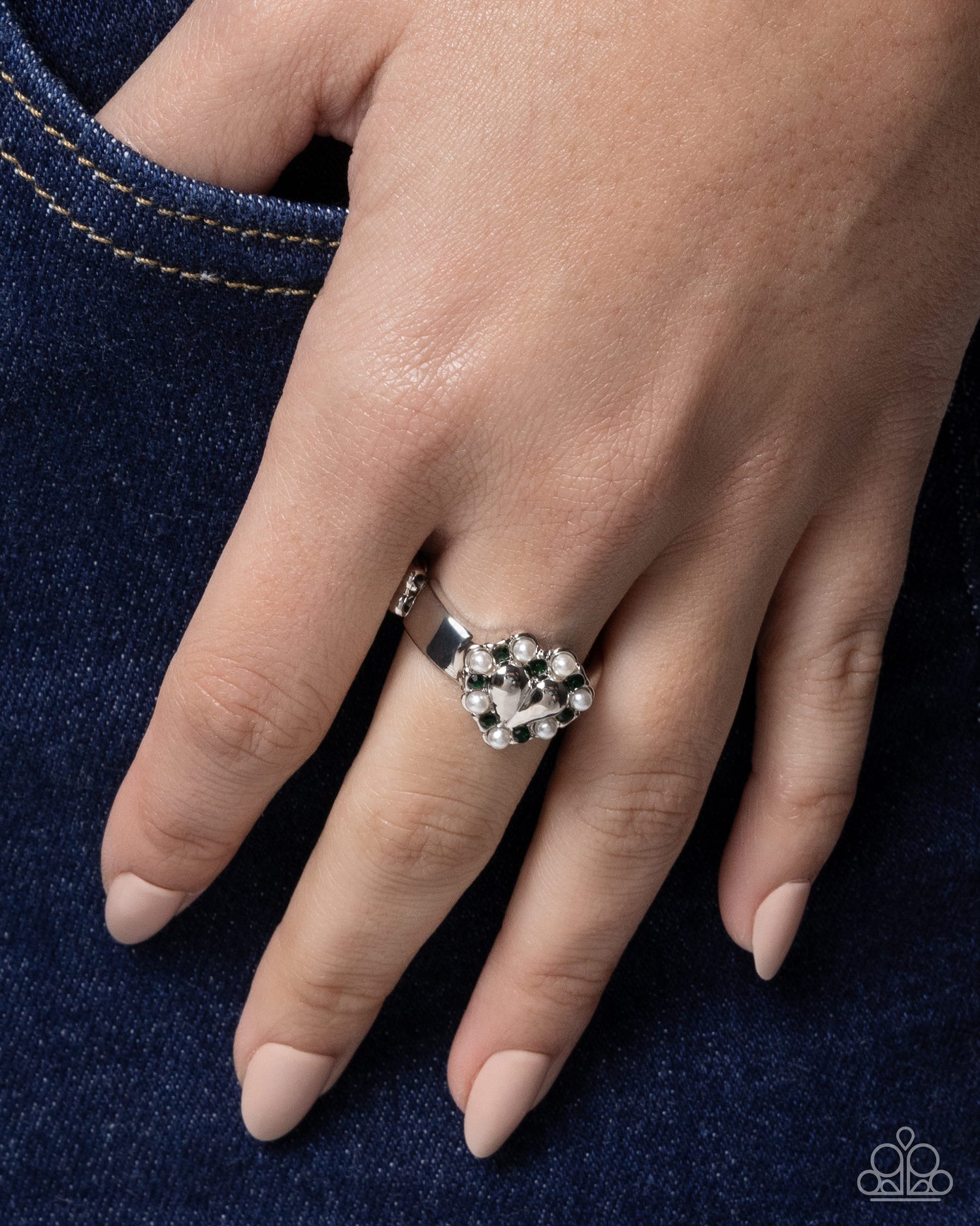 Anillos verdes que puedes solicitar ¡los encontramos para ti!